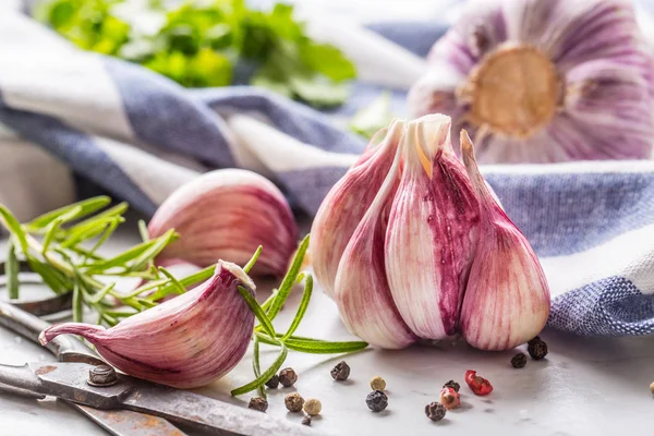 Aglio Primo Piano Chiodi Garofano Bulbi Con Sale Pepe Rosmarino — Foto Stock