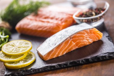 Dereotu limon Zeytinyağı Tuz ve biber ile çiğ somon fileto.