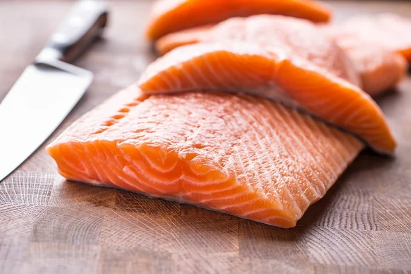 Filetes Salmón Crudo Primer Plano Sobre Mesa Madera — Foto de Stock