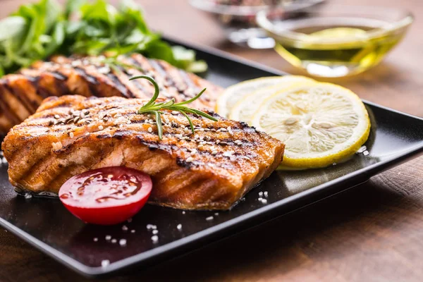 Grilled Salmon Fillet Salad Tomatoes Sesame — Stock Photo, Image