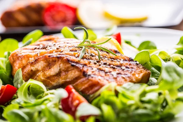 Lachsfilet Vom Grill Mit Salattomaten Und Sesam — Stockfoto