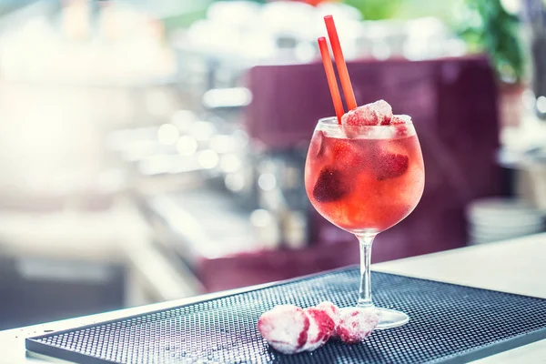 Limonata Fragole Cocktail Alcolici Con Sciroppo Ghiaccio Soda Foglie Menta — Foto Stock