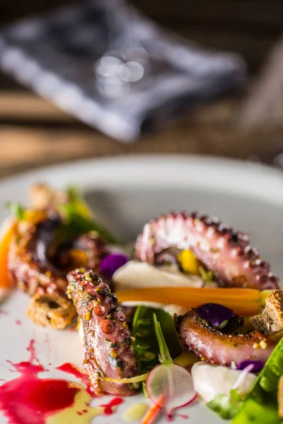 Pulpo Con Ensalada Verduras Plato Blanco Con Aperitivo Servicio Culinario —  Fotos de Stock