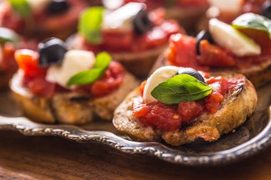 Bruschetta tost mozzarella peyniri domates zeytin fesleğen ve zeytinyağı ile. Caprese malzemeler ve mediterrannean ya da İtalyan mutfağı.