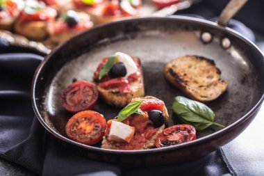 Bruschetta tost mozzarella peyniri domates zeytin fesleğen ve zeytinyağı ile. Caprese malzemeler ve mediterrannean ya da İtalyan mutfağı.