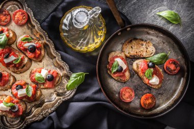 Bruschetta tost mozzarella peyniri domates zeytin fesleğen ve zeytinyağı ile. Caprese malzemeler ve mediterrannean ya da İtalyan mutfağı.