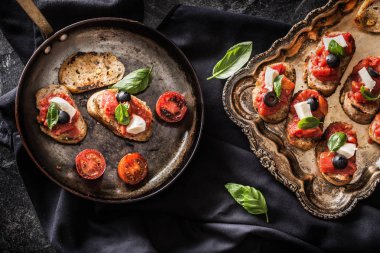 Bruschetta tost mozzarella peyniri domates zeytin fesleğen ve zeytinyağı ile. Caprese malzemeler ve mediterrannean ya da İtalyan mutfağı.