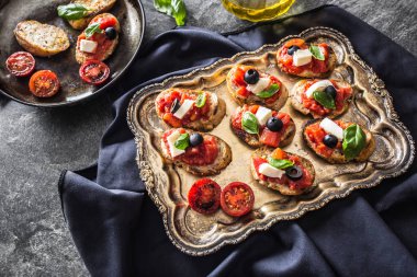 Bruschetta tost mozzarella peyniri domates zeytin fesleğen ve zeytinyağı ile. Caprese malzemeler ve mediterrannean ya da İtalyan mutfağı.