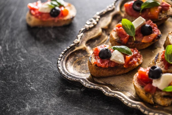 Bruschetta tost mozzarella peyniri domates zeytin fesleğen ve zeytinyağı ile. Caprese malzemeler ve mediterrannean ya da İtalyan mutfağı.