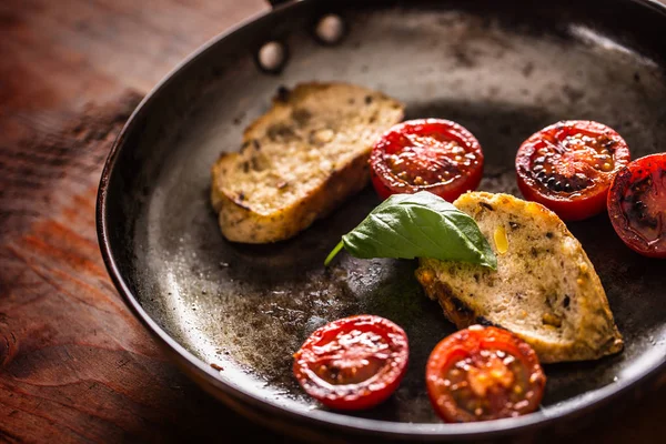 Tostadas Bruschetta Con Tomates Mozzarella Aceitunas Albahaca Aceite Oliva Ingredientes —  Fotos de Stock