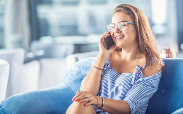 Güzel Genç Kadın Ile Cep Telefonu Evde Bir Kafede — Stok fotoğraf