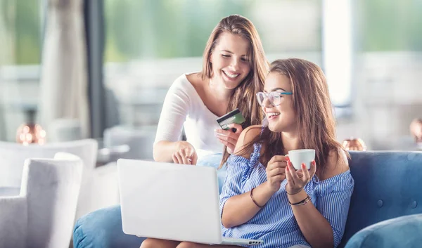 Två Unga Glada Kvinnor Ett Kafé Med Kreditkort Och Och — Stockfoto