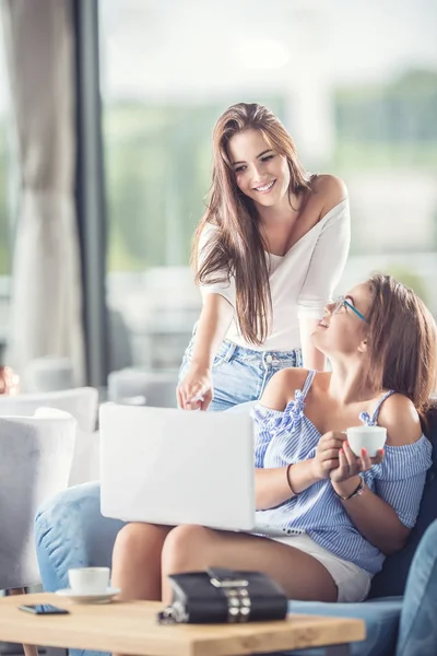 Twee Jonge Vrolijke Vrouwen Een Koffieshop Met Een Laptop Comfortabel — Stockfoto