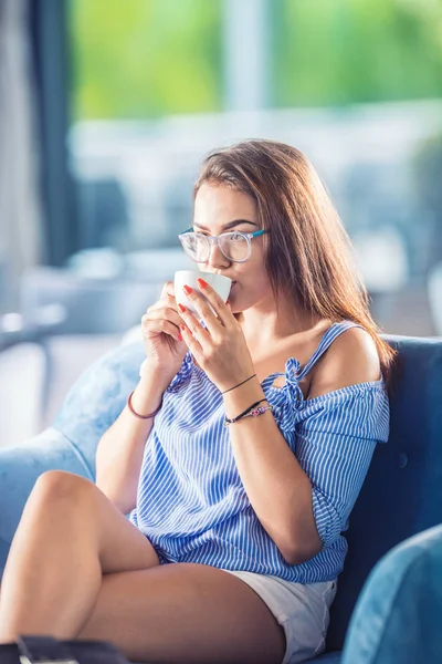 コーヒーやカフェで紅茶のカップと美しい若い女性 — ストック写真