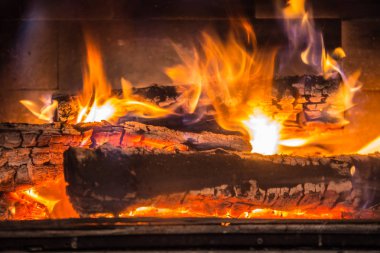 Şömine ile yanan ahşap ev iç.