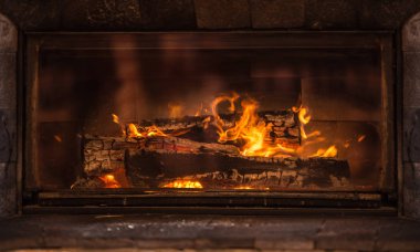 Şömine ile yanan ahşap ev iç.