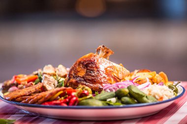 Bavyera diz şenlikli patates ve sebze ile süslenmiş.