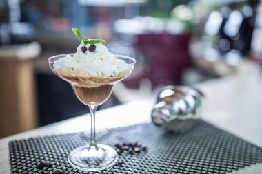 Buz kahve çubuğunda krem şanti.