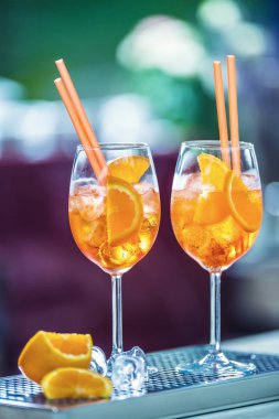 Aperol spritz içki sayaç pub veya restoran bar.
