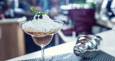 Buz kahve çubuğunda krem şanti.