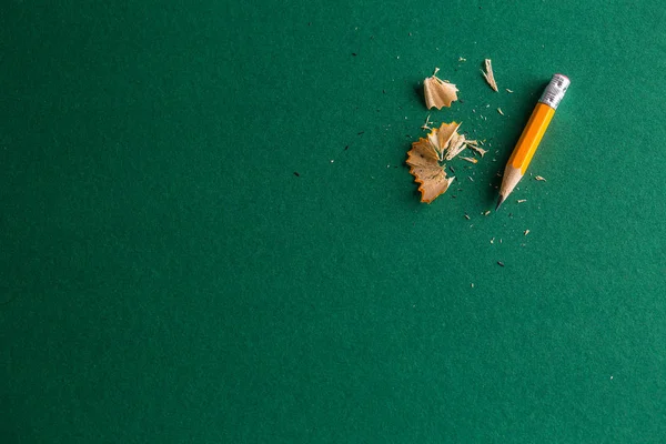 緑の背景の小さな鉛筆をクローズ アップ — ストック写真