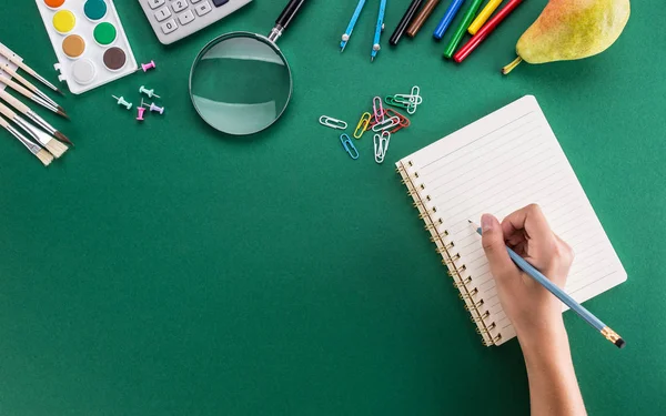 ノートや学校用品付きの鉛筆から女の子の手の学生 — ストック写真