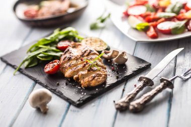 Kayrak kurulu bitki ıspanak domates ve diğer sebze ızgara tavuk göğsü.