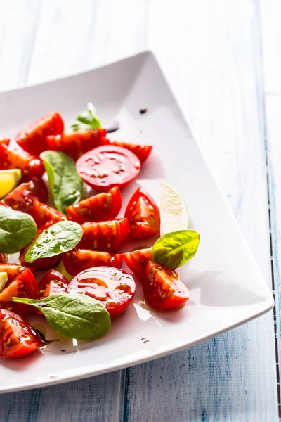 Lekkere Tomaten Salade Met Spinazie Limoenblaadjes Balsamico Saus — Stockfoto