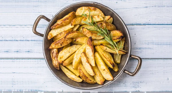 Patate Arrosto Padella Tavola Legno — Foto Stock