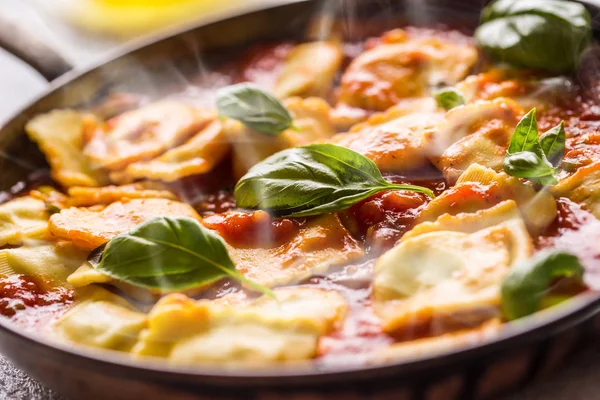 Comida Italiana Mediterrânea Macarrão Ravioli Molho Tomate Manjericão — Fotografia de Stock