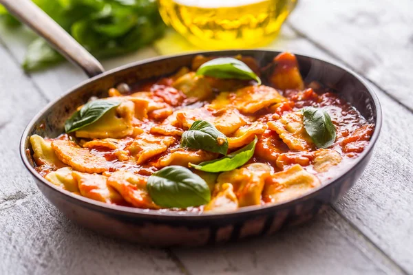 Pastas Alimenticias Italianas Mediterráneas Ravioles Tomate Albahaca —  Fotos de Stock