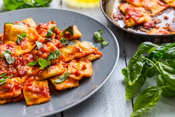 Italienska Eller Medelhavet Mat Pasta Ravioli Med Tomatsås Och Basilika — Stockfoto