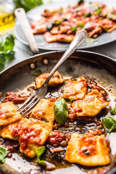 Włoski Lub Śródziemnomorskiej Jedzenie Makaron Ravioli Sosem Pomidorowym Bazylią — Zdjęcie stockowe