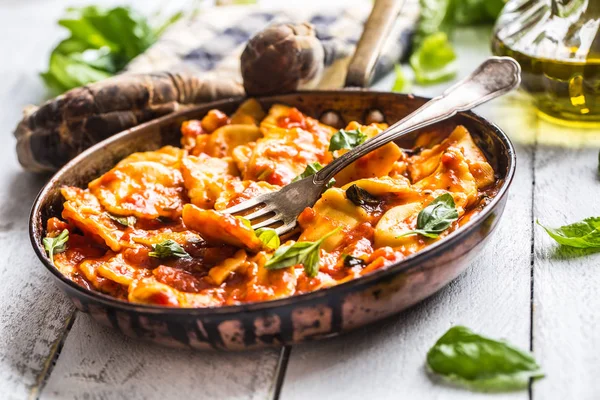 Ραβιόλια Ζυμαρικά Ιταλική Μεσογειακή Φαγητό Του Σάλτσα Ντομάτας Και Βασιλικό — Φωτογραφία Αρχείου