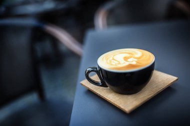 Kahve ve latte art tarih tablo Teras restoranda.