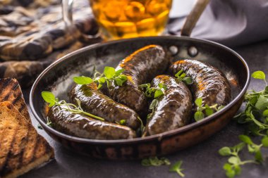 Kızarmış sosis ekmek otlar ve fıçı bira ile tavada. Geleneksel Avrupa gıda sosisleri jaternice veya jitrnice. 