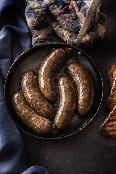 Embutidos Asados Sartén Con Pan Alimento Europeo Tradicional Bratwurst Jaternice — Foto de Stock