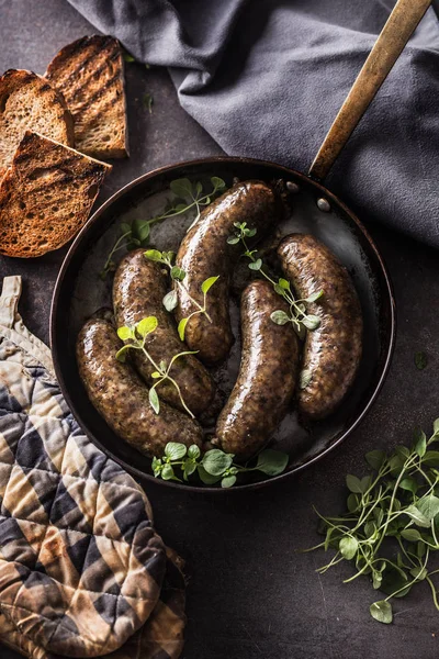 Embutidos Asados Sartén Con Pan Hierbas Alimento Europeo Tradicional Bratwurst — Foto de Stock