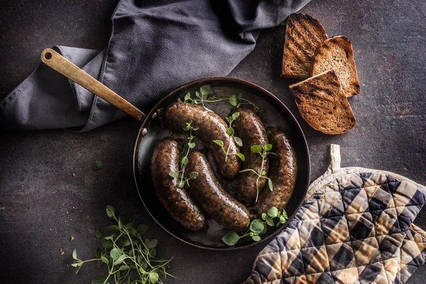Embutidos Asados Sartén Con Pan Hierbas Alimento Europeo Tradicional Bratwurst — Foto de Stock