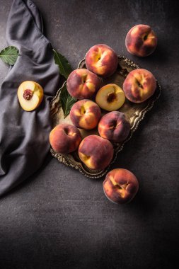 A Grup Olgun bir şeftali rustik kase.