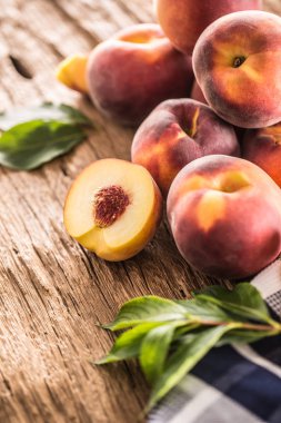 A Grup Olgun bir şeftali ahşap tablo.