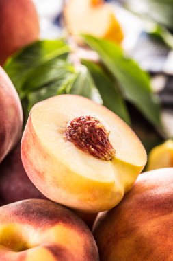 A Grup Olgun bir şeftali ahşap tablo.