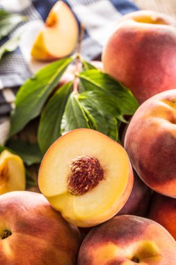 A Grup Olgun bir şeftali ahşap tablo.