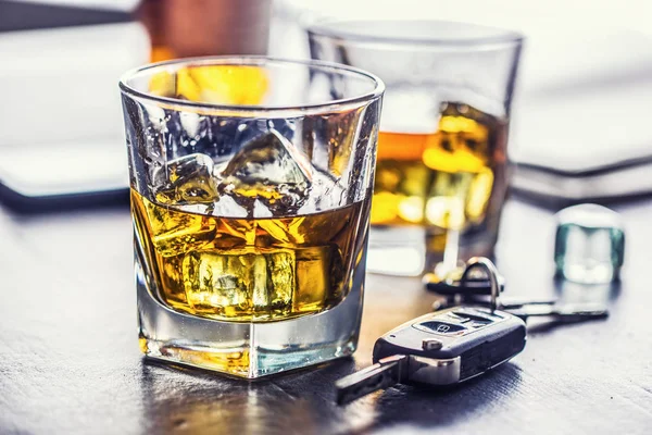 Clés Voiture Verre Alcool Sur Table Dans Pub Restaurant — Photo