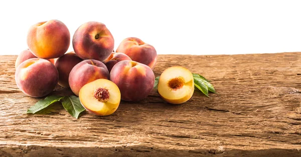 Färska mogna persikor på den gamla träbord. — Stockfoto