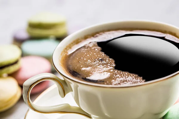 Tasse Schwarzen Kaffee Mit Französischen Makronen — Stockfoto