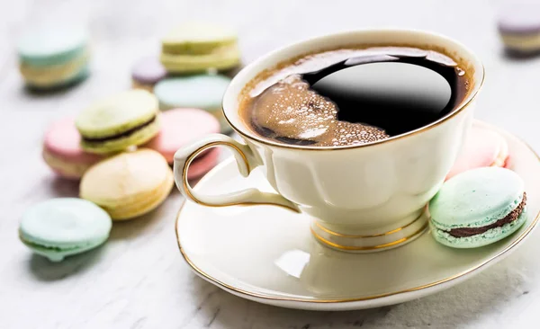 Taza Café Negro Con Macarrones Franceses —  Fotos de Stock