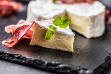Jambon ve kekik otlar kayrak gemide üzerinden camambert peyniri.