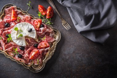 Prosciutto veya coppa ham domates zeytin ve kekik otlar peynir camambert.