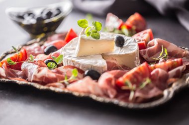 Prosciutto veya coppa ham domates zeytin ve kekik otlar peynir camambert.